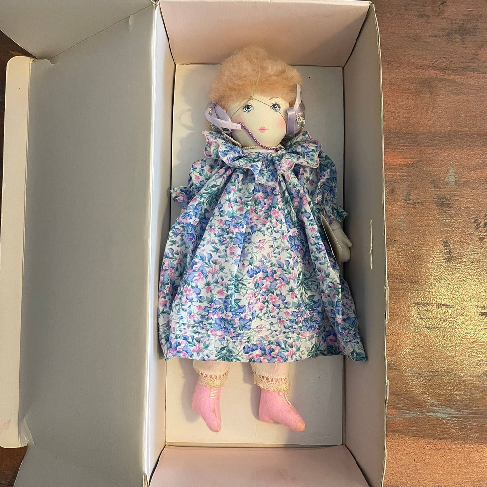 NWT Vintage Dolls By Pauline Collectors Showcase Series ELAINE Doll w/ Case 17"